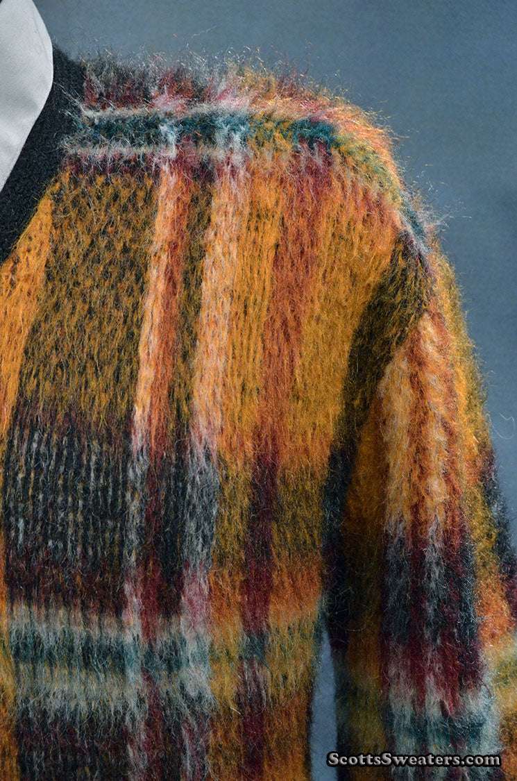 Klassischer Retro-Pullover aus zotteligem, kariertem Mohair mit V-Ausschnitt