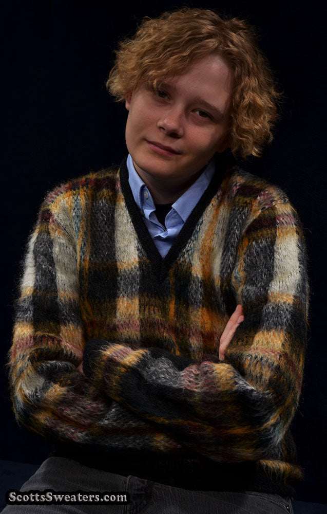 Klassischer Retro-Pullover aus zotteligem, kariertem Mohair mit V-Ausschnitt