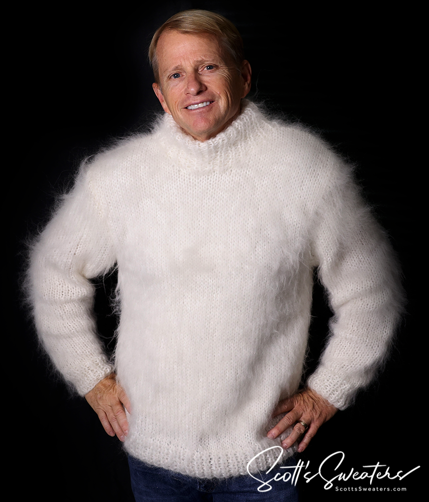 Handgestrickter Herrenpullover aus Mohair mit Rundhalsausschnitt
