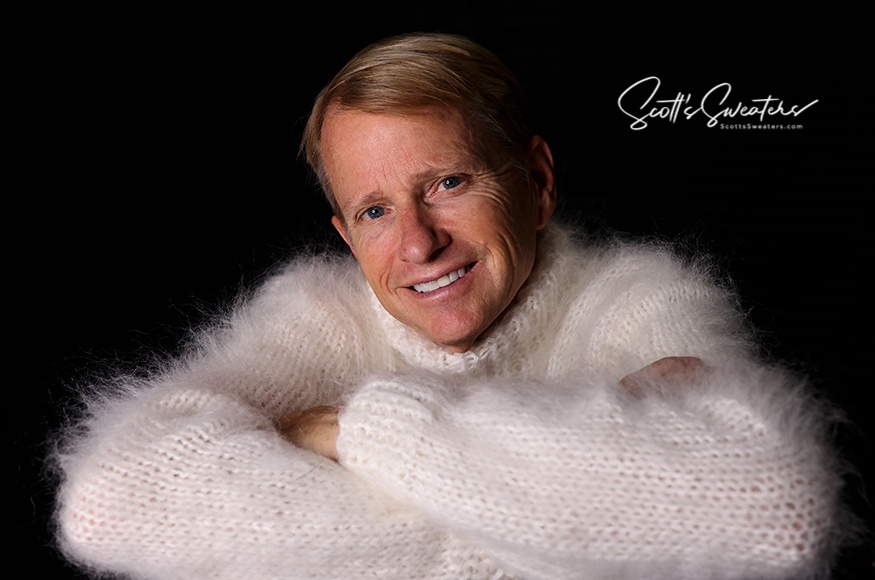 Handgestrickter Herrenpullover aus Mohair mit Rundhalsausschnitt