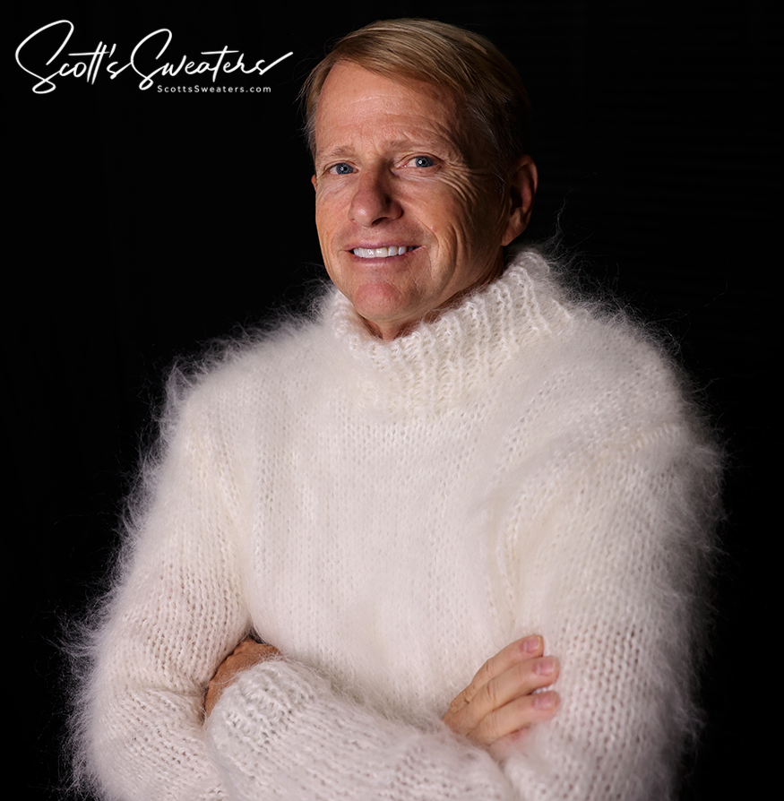 Handgestrickter Herrenpullover aus Mohair mit Rundhalsausschnitt
