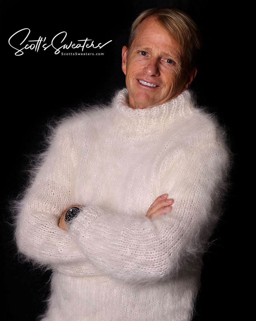 Handgestrickter Herrenpullover aus Mohair mit Rundhalsausschnitt
