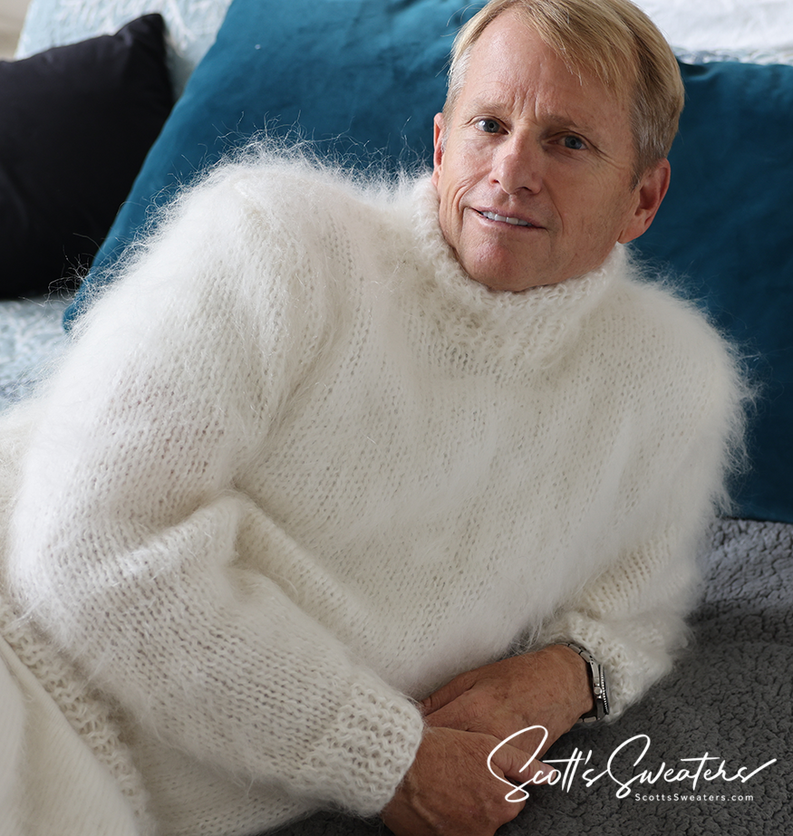 Handgestrickter Herrenpullover aus Mohair mit Rundhalsausschnitt