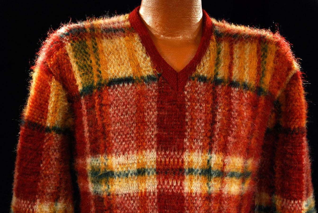 Klassischer Retro-Pullover aus zotteligem, kariertem Mohair mit V-Ausschnitt