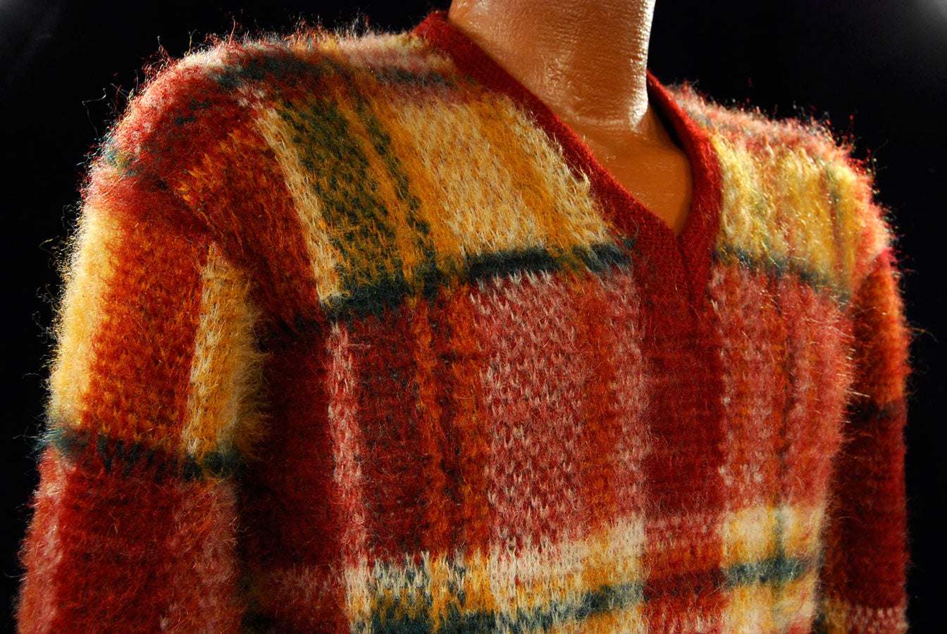 Klassischer Retro-Pullover aus zotteligem, kariertem Mohair mit V-Ausschnitt
