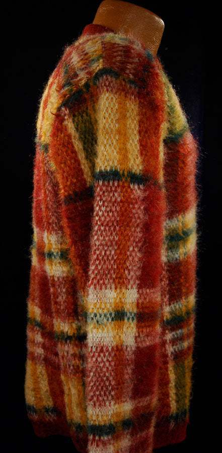 Klassischer Retro-Pullover aus zotteligem, kariertem Mohair mit V-Ausschnitt
