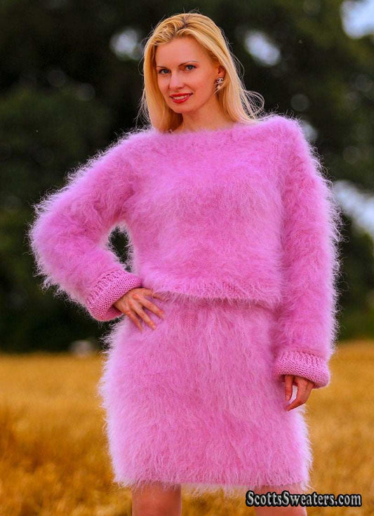 Zweiteiliger Damenpullover und Rock aus flauschigem Mohair