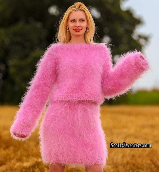 Zweiteiliger Damenpullover und Rock aus flauschigem Mohair