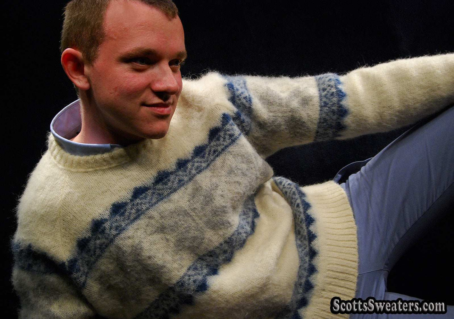 Herrenpullover aus isländischer Wolle mit Rundhalsausschnitt und blauem Design von Samband of Iceland
