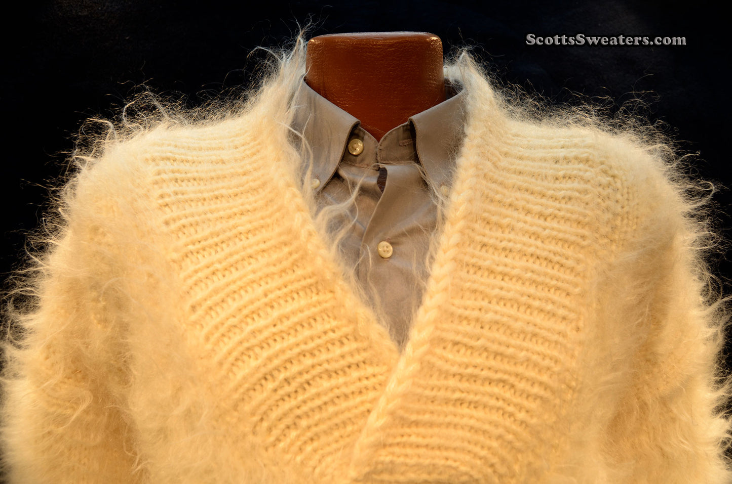 Handgestrickter Mohairpullover mit Schalkragen für Herren