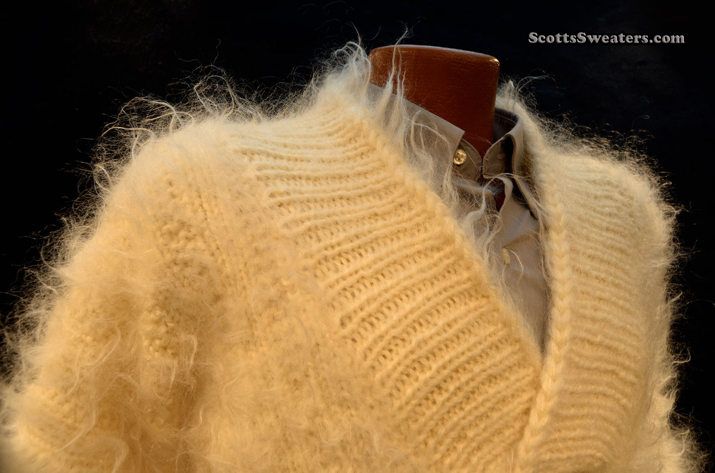 Handgestrickter Mohairpullover mit Schalkragen für Herren
