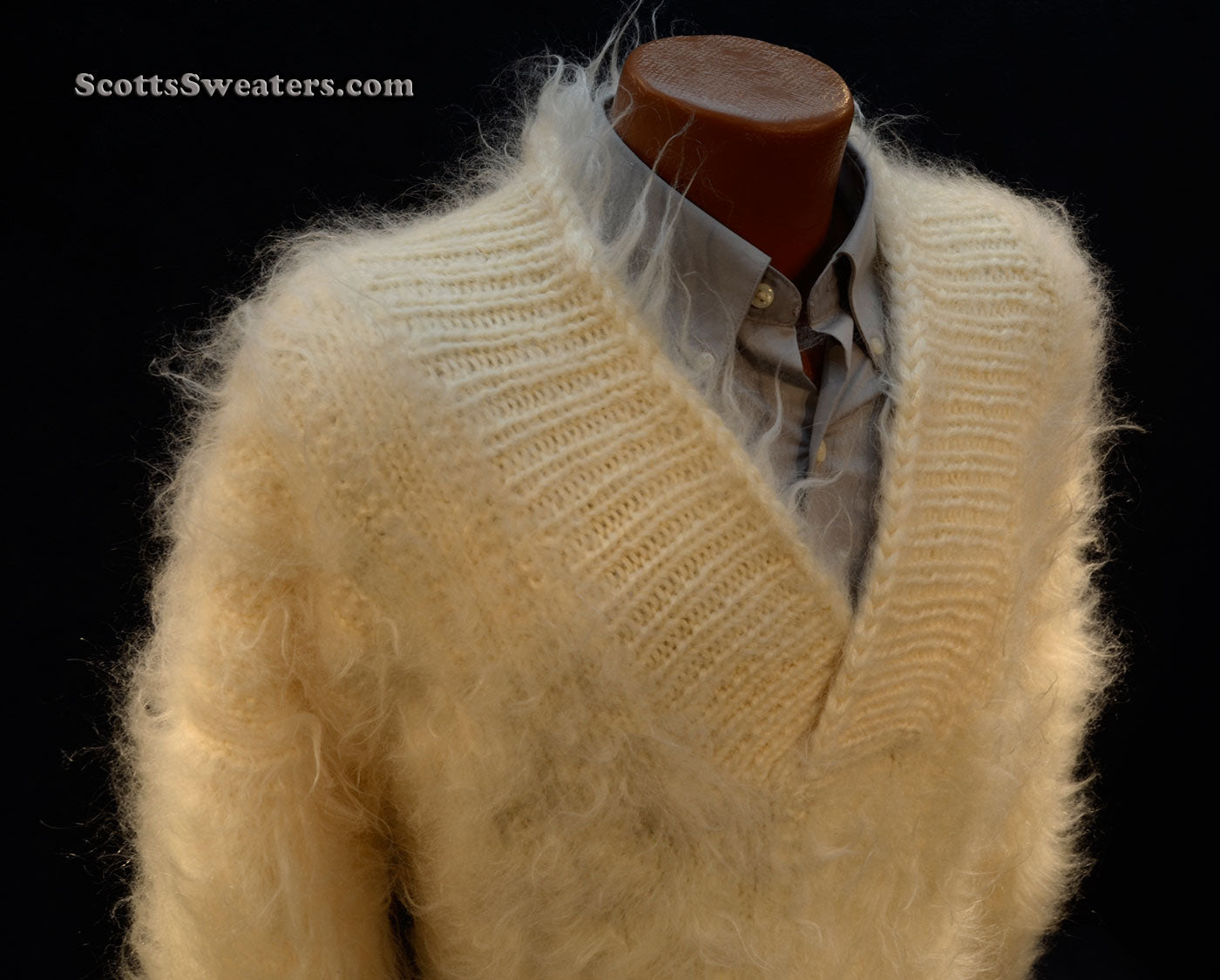 Handgestrickter Mohairpullover mit Schalkragen für Herren
