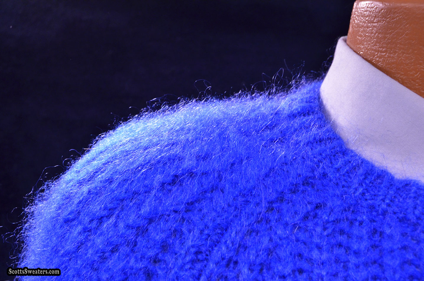 Handgestrickter Mohair-Pullover mit Rundhalsausschnitt für Herren in Elektrischblau