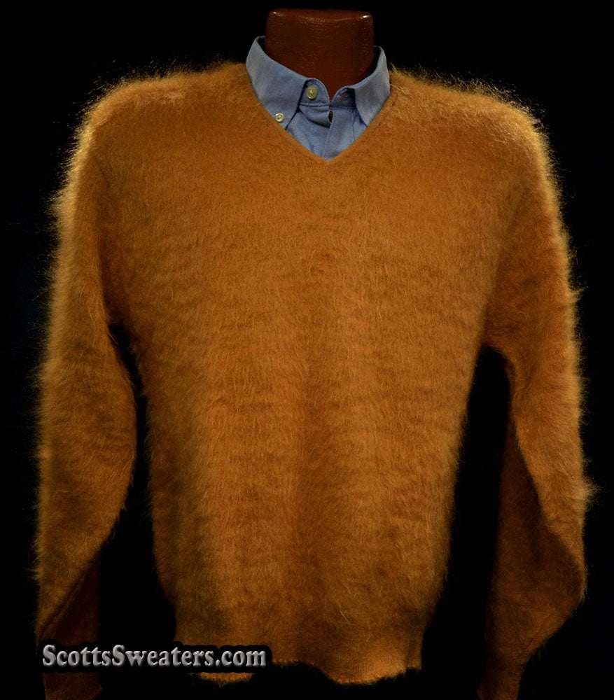 Goldfarbener Retro-Pullover aus klassischem Mohair mit V-Ausschnitt