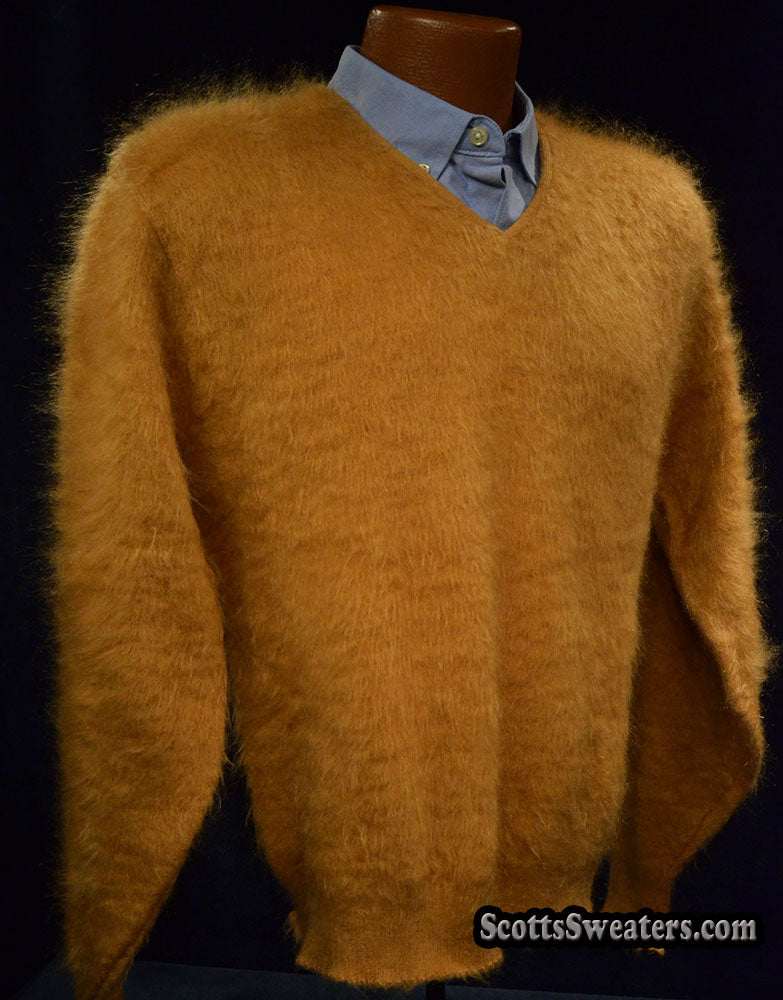Goldfarbener Retro-Pullover aus klassischem Mohair mit V-Ausschnitt