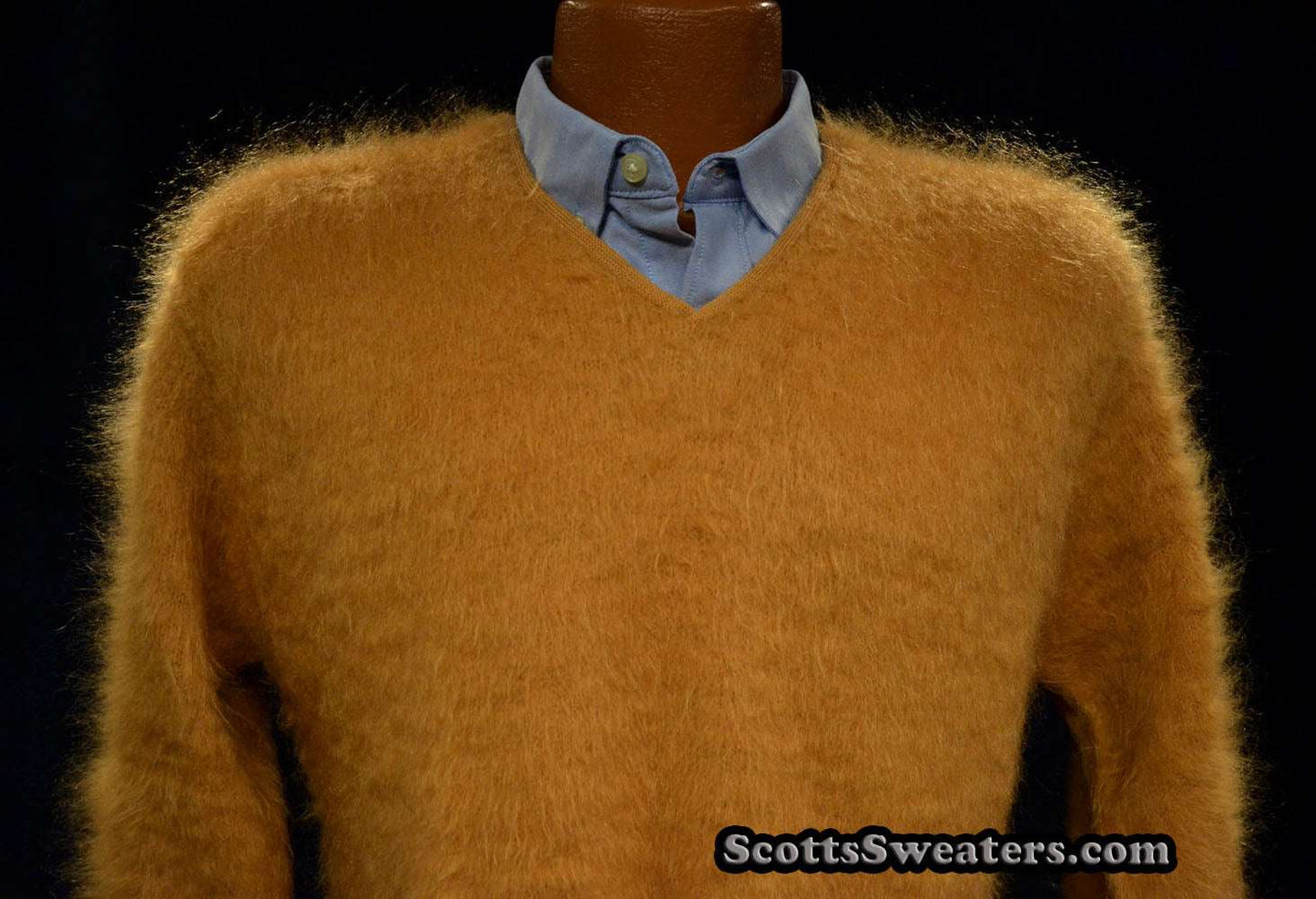 Goldfarbener Retro-Pullover aus klassischem Mohair mit V-Ausschnitt