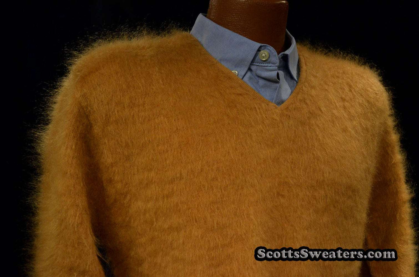 Goldfarbener Retro-Pullover aus klassischem Mohair mit V-Ausschnitt