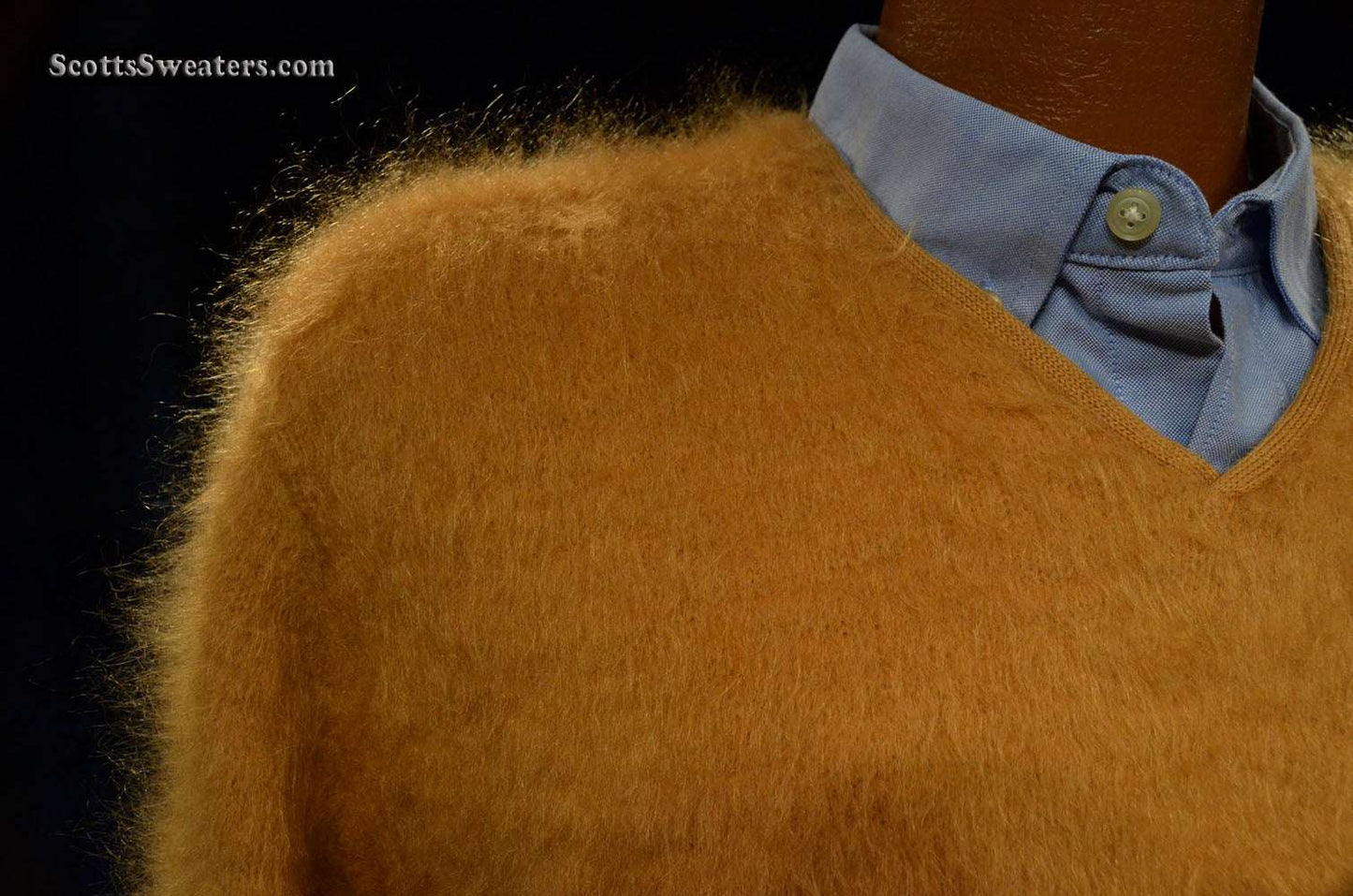 Goldfarbener Retro-Pullover aus klassischem Mohair mit V-Ausschnitt