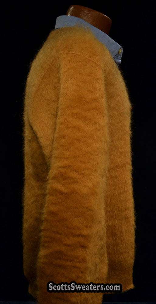 Goldfarbener Retro-Pullover aus klassischem Mohair mit V-Ausschnitt