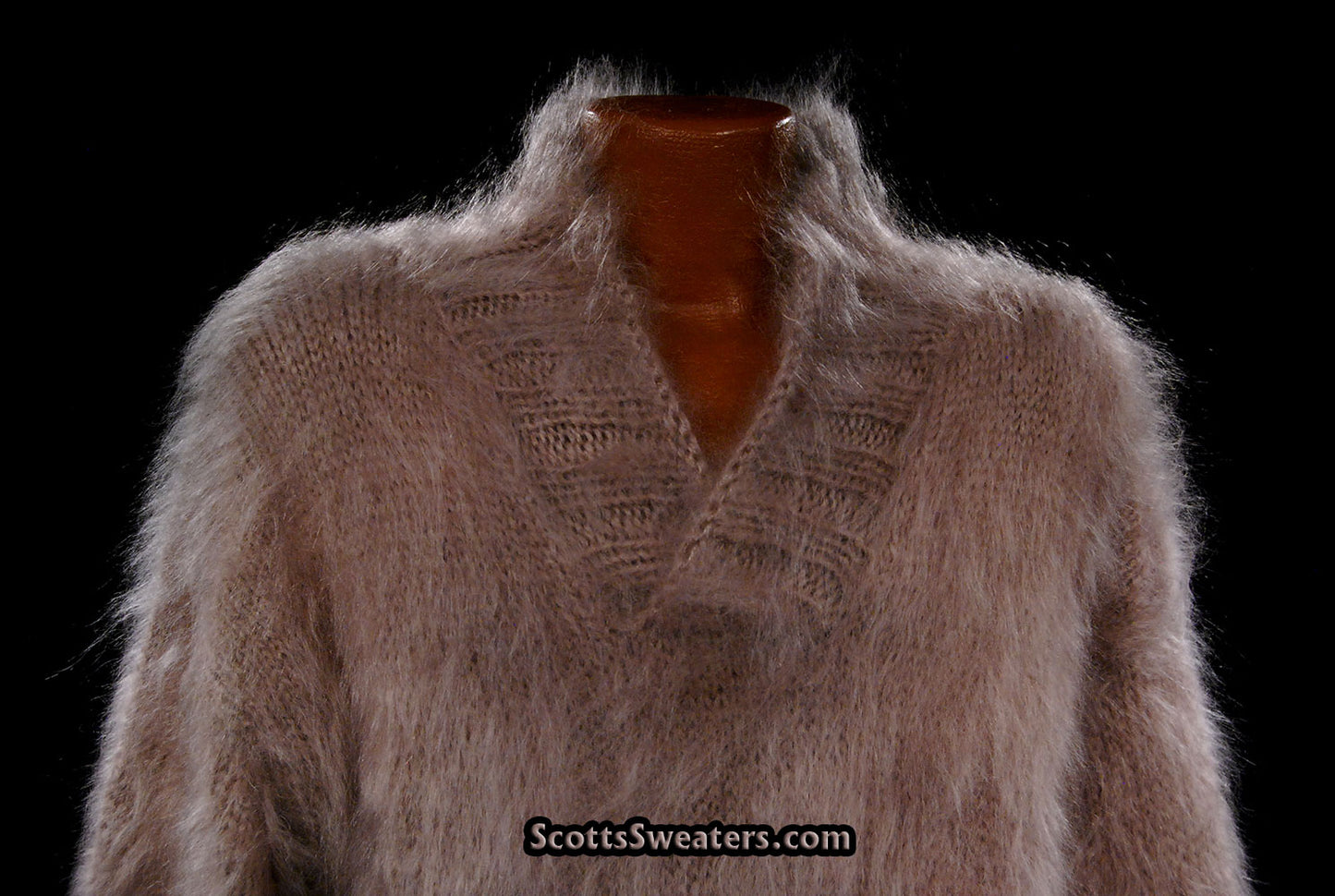Handgestrickter Herrenpullover aus Mohair mit Schalkragen