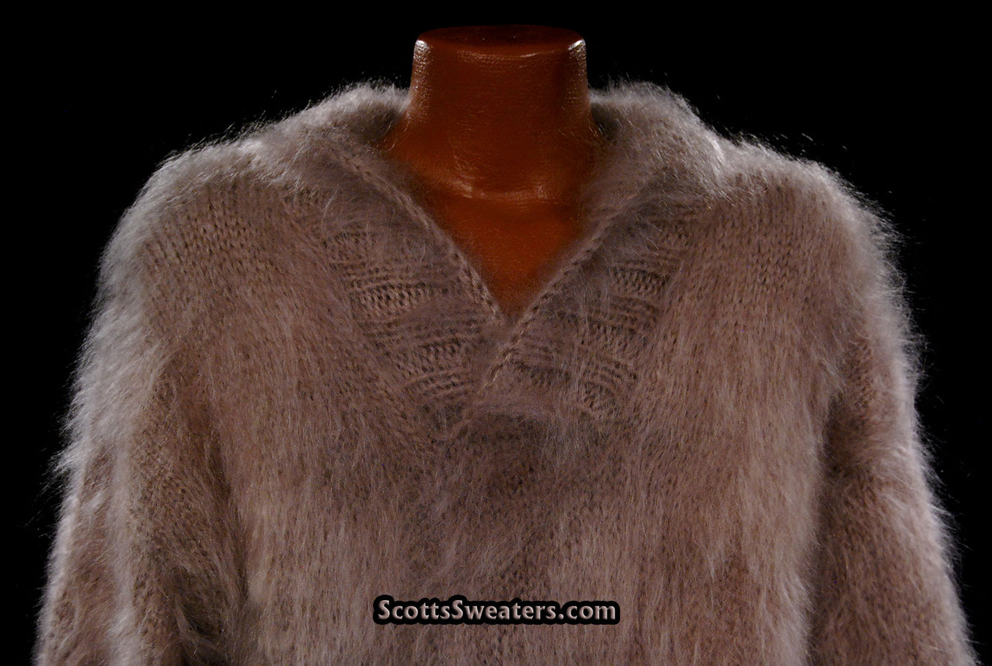 Handgestrickter Herrenpullover aus Mohair mit Schalkragen