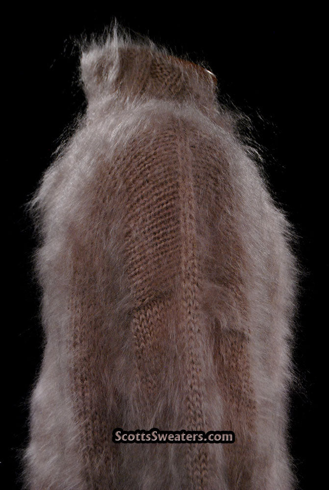 Handgestrickter Herrenpullover aus Mohair mit Schalkragen