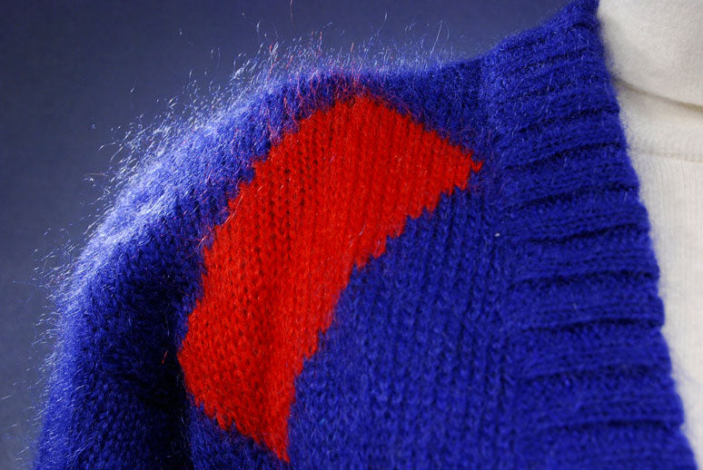 Farbenfroher Damenpullover mit tiefem V-Ausschnitt in Juwelentönen von Nell Flowers