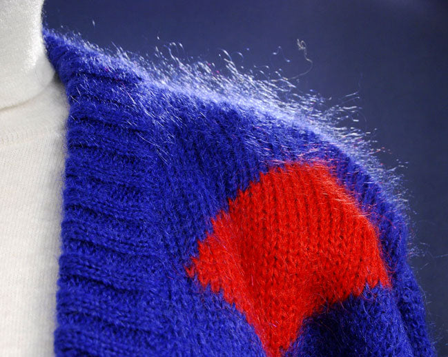 Farbenfroher Damenpullover mit tiefem V-Ausschnitt in Juwelentönen von Nell Flowers