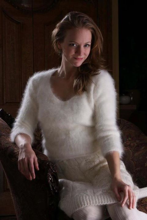 Woman's Sexy Cropped 3/4-Sleeve Angora Sweater