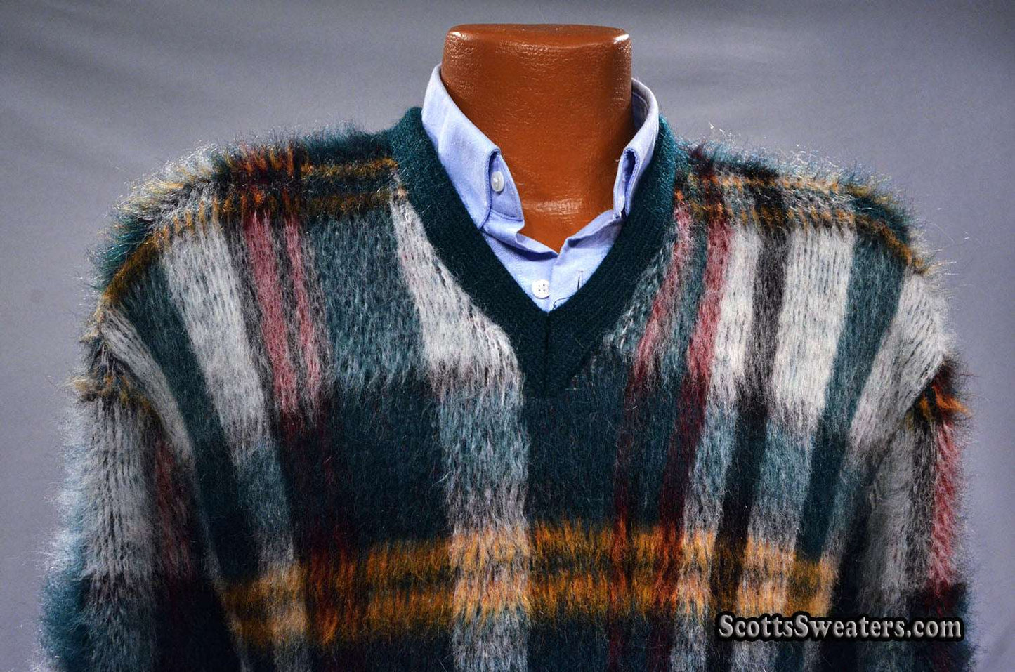 Klassischer Retro-Pullover aus zotteligem, kariertem Mohair mit V-Ausschnitt