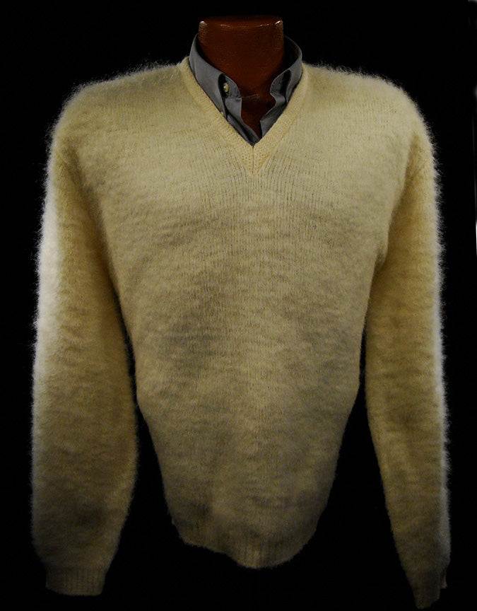 Retro ivory original mohair V-neck pullover sweater by Arrow Cum Laude medium size