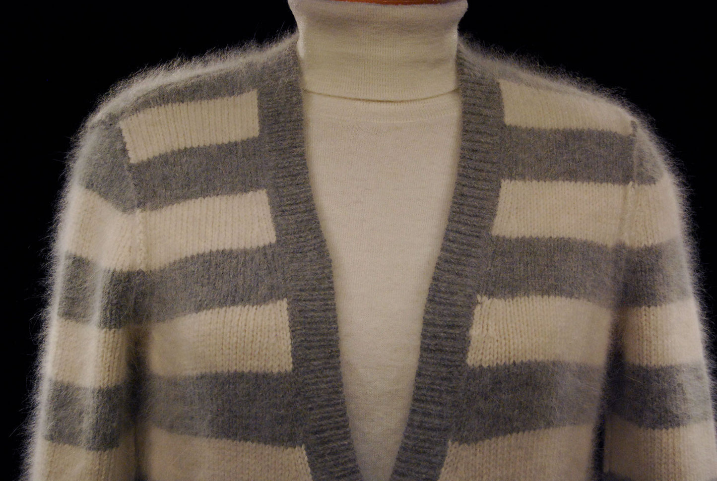 Grau/weiß gestreifter Angora-Cardigan für Damen von PINK 608-012