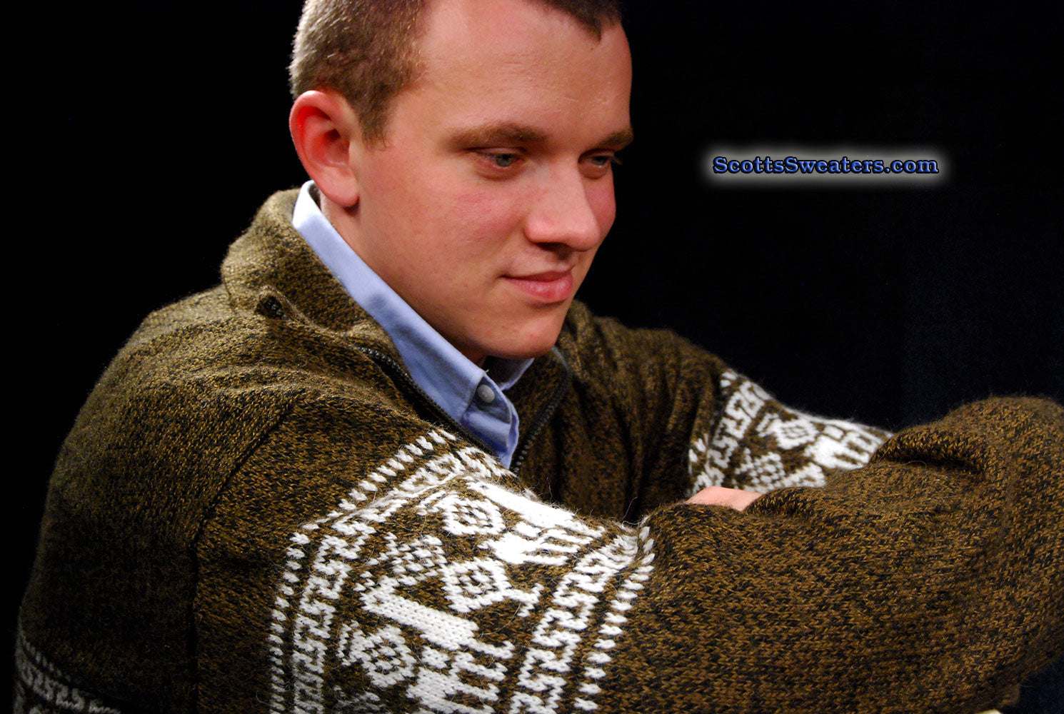 Men's golden-brown alpaca zipper polo-neck sweater with white Aztec design and front pocket Medium 44