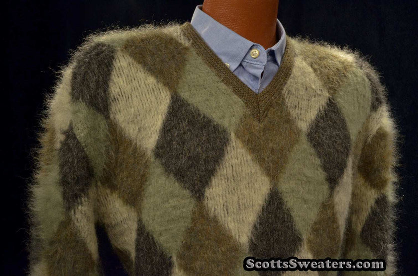 Retro shaggy argyle mohair V-neck sweater by Munsingwear with four-color pattern