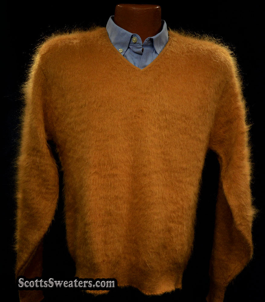 Goldfarbener Retro-Pullover aus klassischem Mohair mit V-Ausschnitt