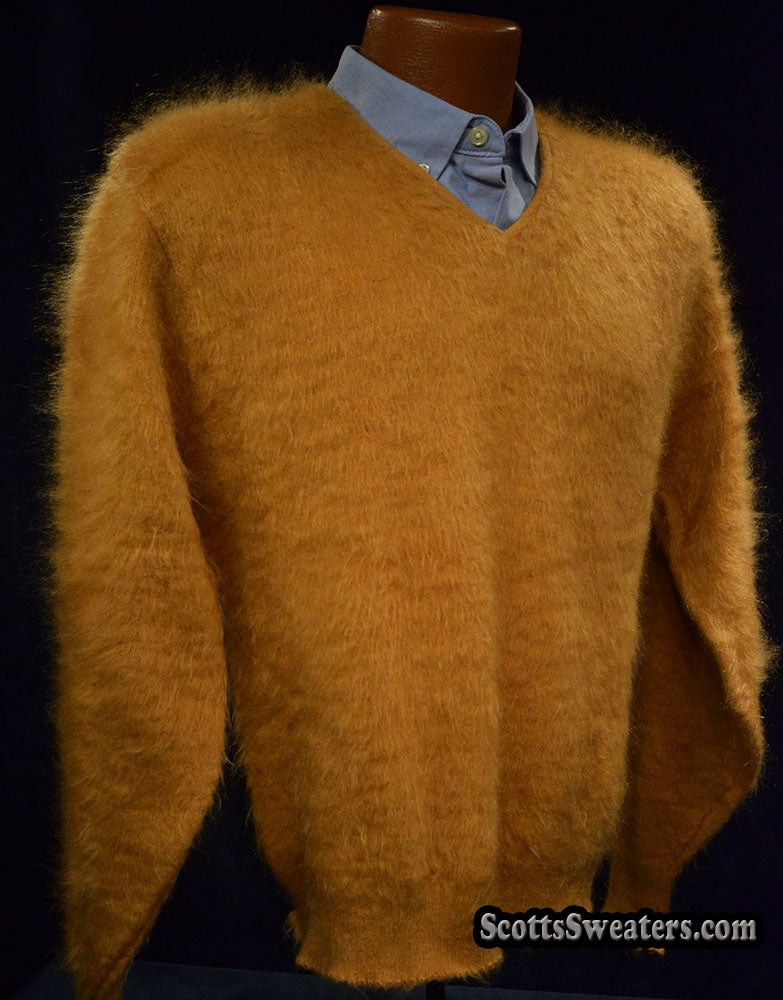 Goldfarbener Retro-Pullover aus klassischem Mohair mit V-Ausschnitt