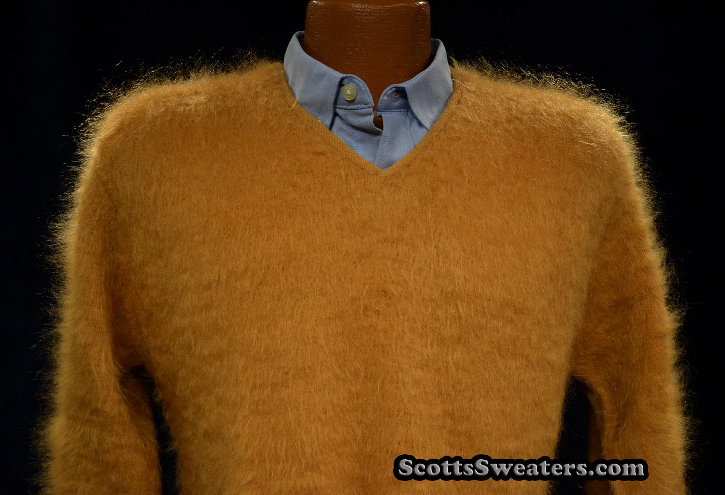 Goldfarbener Retro-Pullover aus klassischem Mohair mit V-Ausschnitt