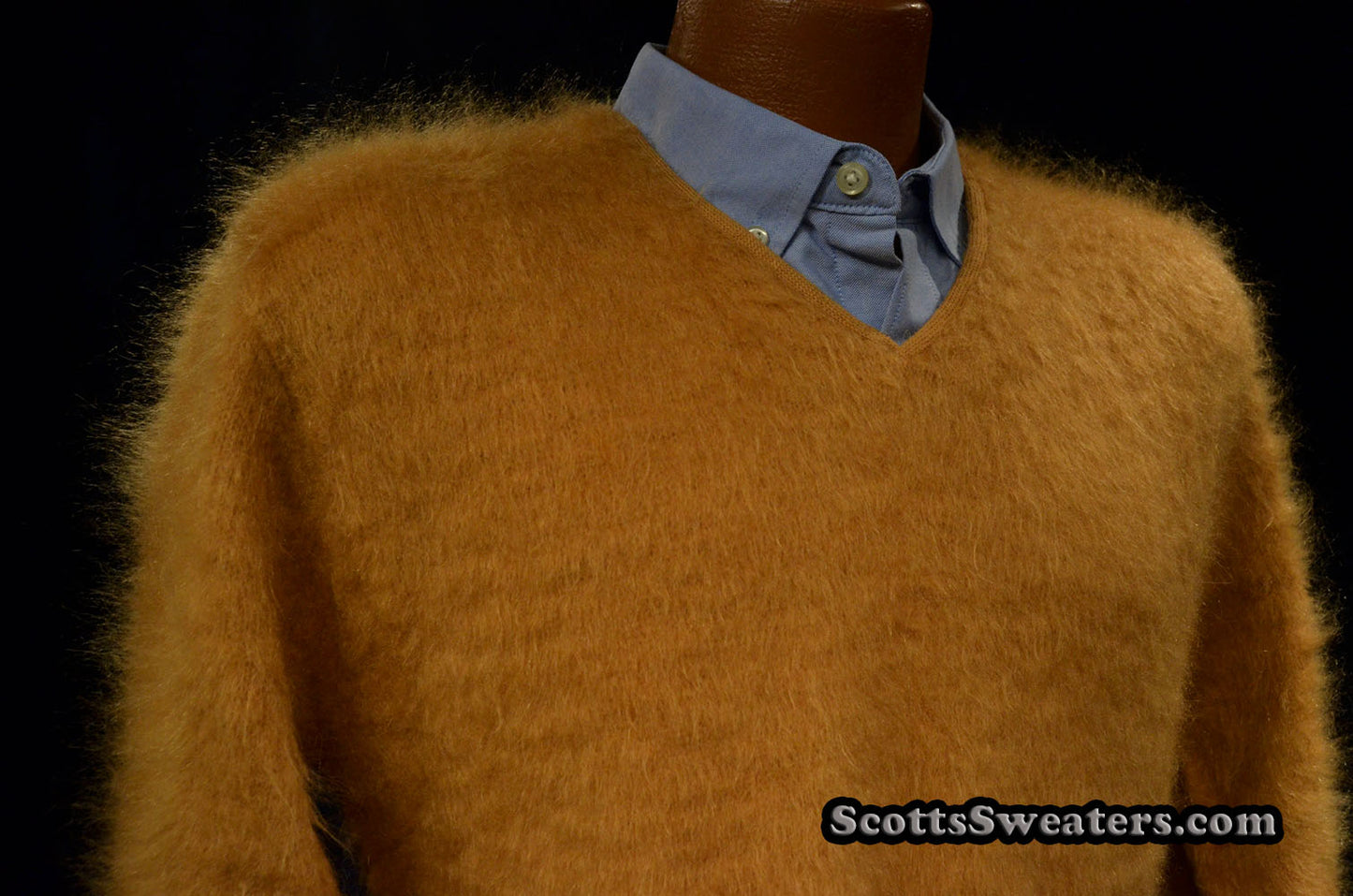 Goldfarbener Retro-Pullover aus klassischem Mohair mit V-Ausschnitt