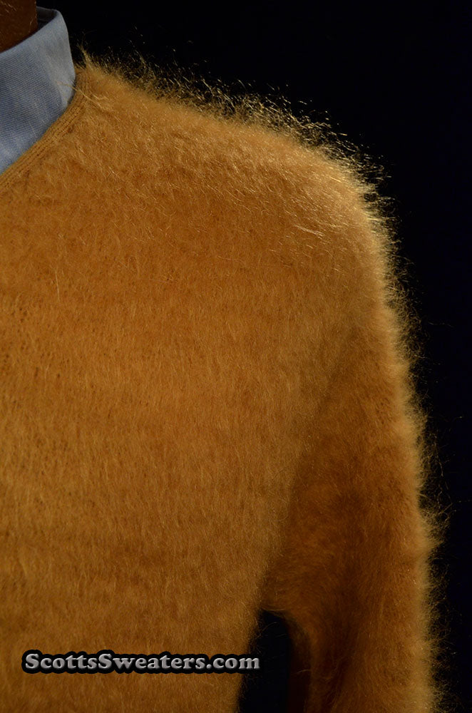 Goldfarbener Retro-Pullover aus klassischem Mohair mit V-Ausschnitt