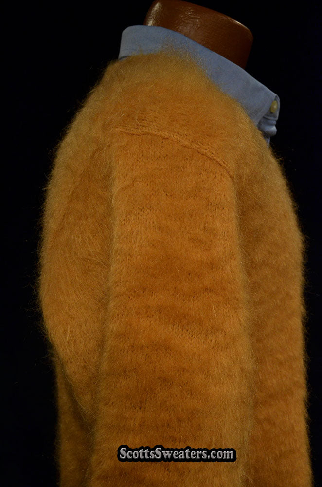 Goldfarbener Retro-Pullover aus klassischem Mohair mit V-Ausschnitt