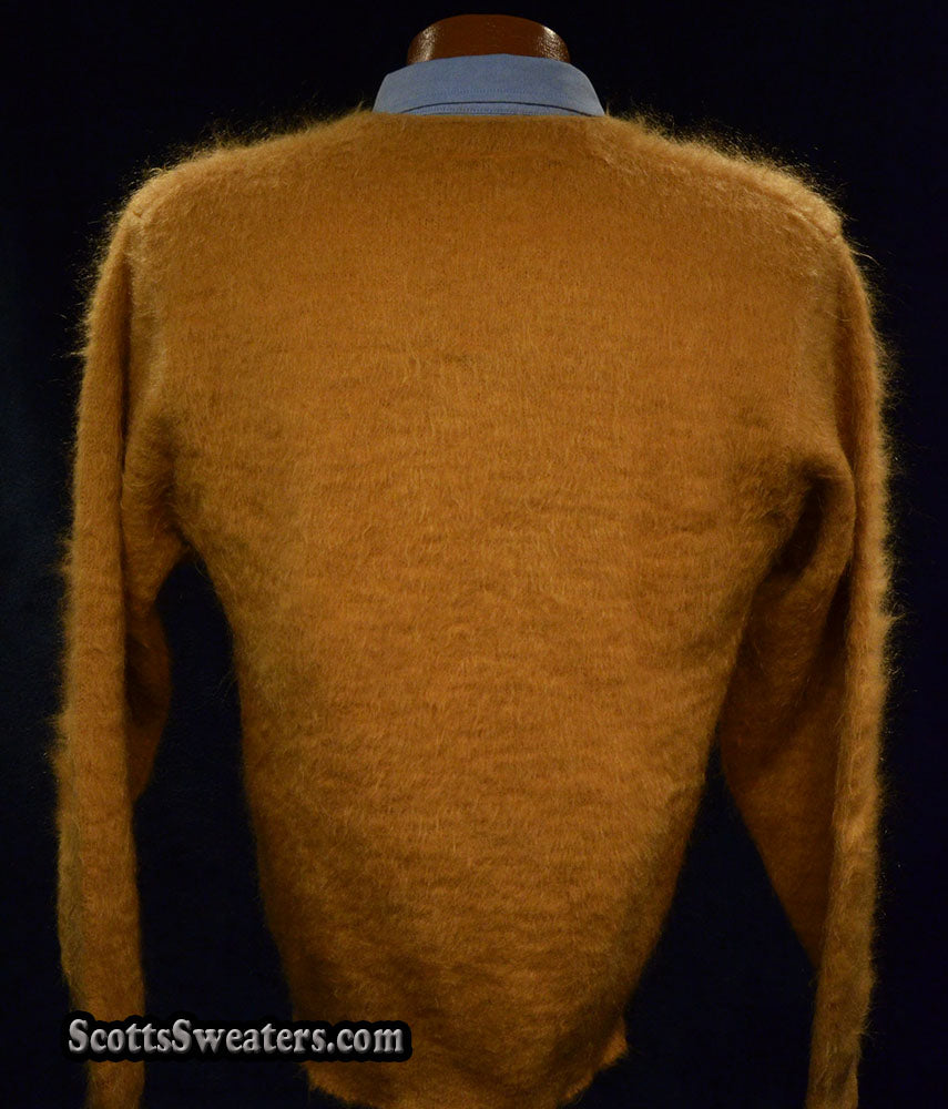 Goldfarbener Retro-Pullover aus klassischem Mohair mit V-Ausschnitt