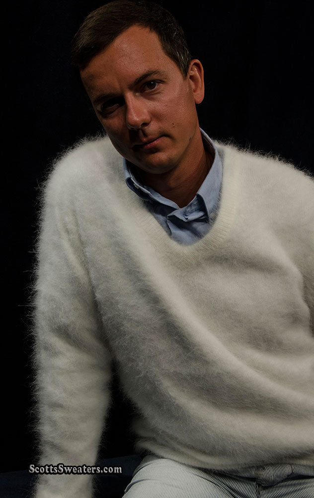 Ultraweicher Angora-Pullover mit V-Ausschnitt für Herren