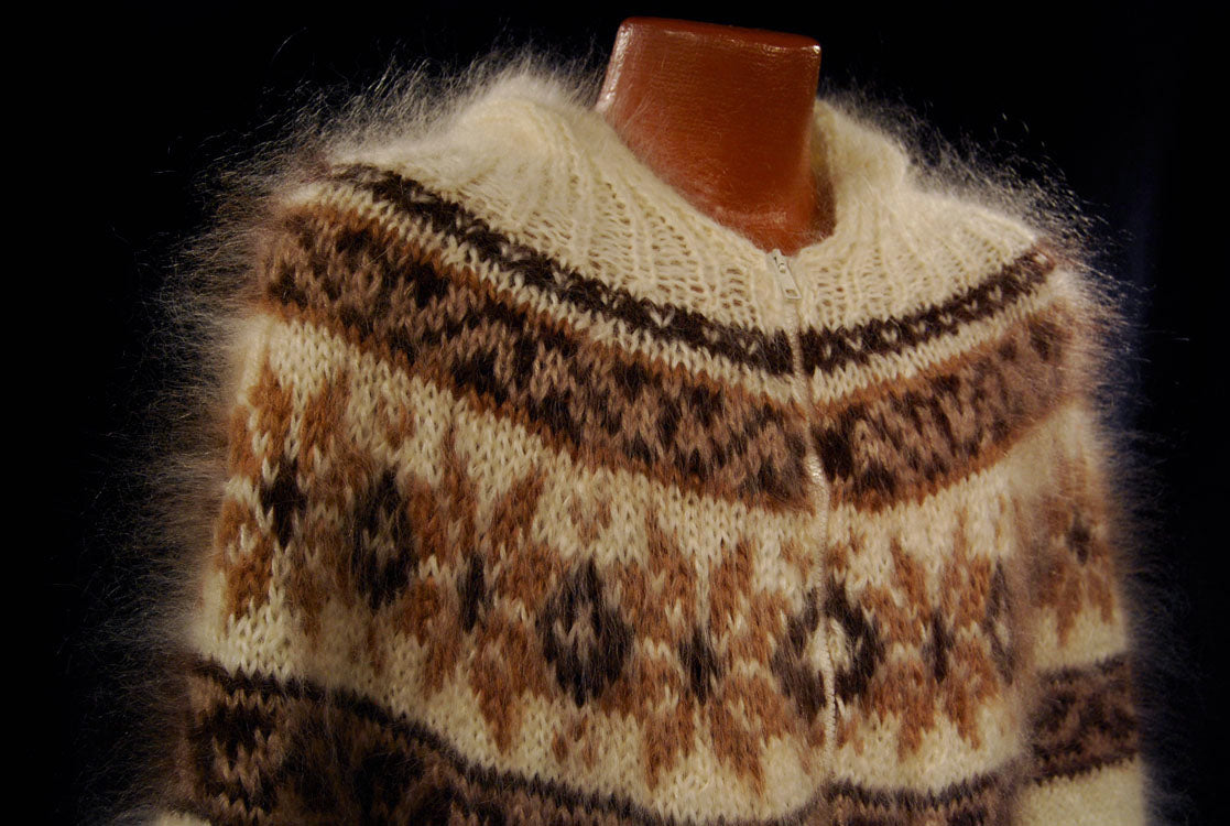 Handgestrickter Mohair-Kapuzenpullover mit Reißverschluss vorne