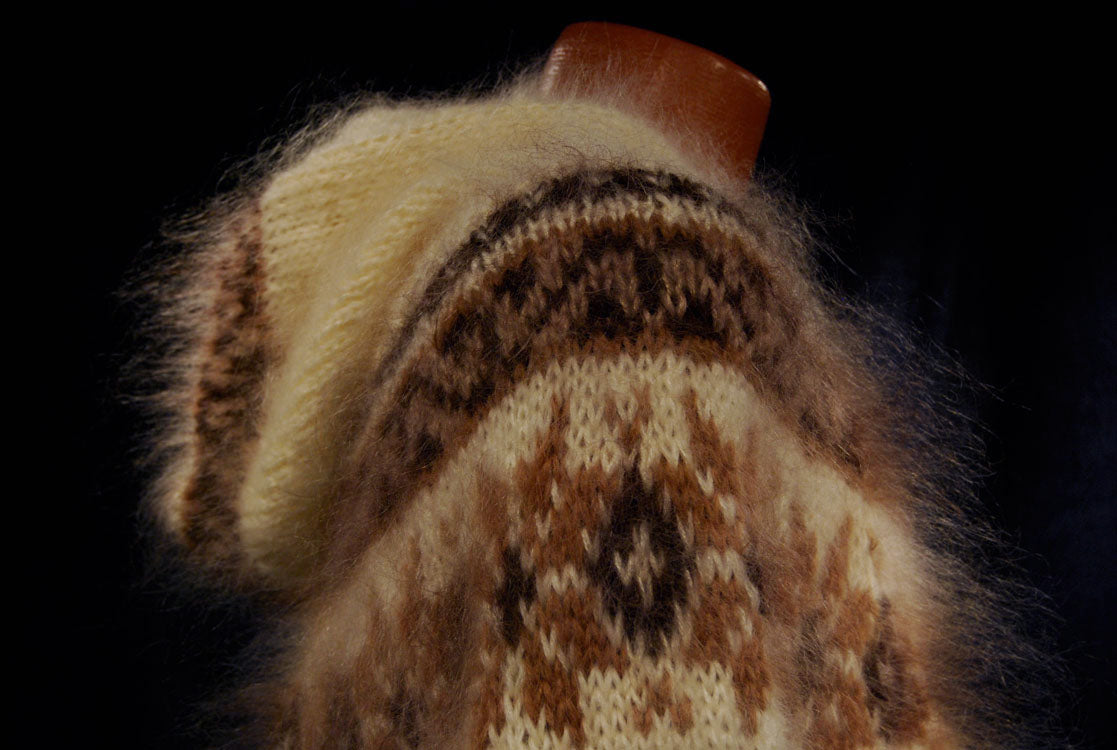 Handgestrickter Mohair-Kapuzenpullover mit Reißverschluss vorne