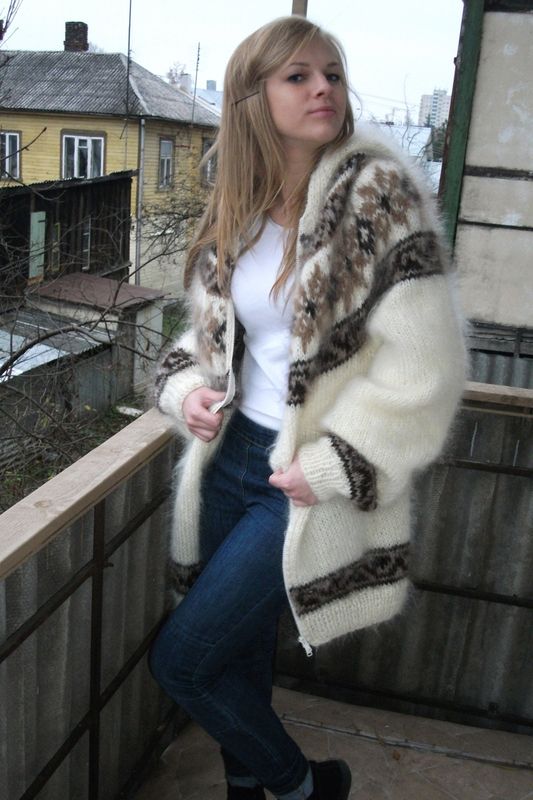 Handgestrickter Mohair-Kapuzenpullover mit Reißverschluss vorne