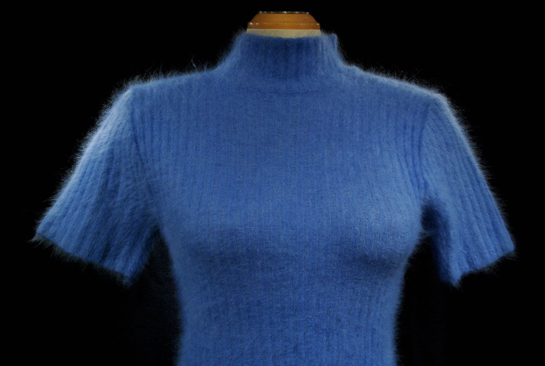 Puderblauer kurzärmliger Rippstrick-Angorapullover für Damen, Größe 32-34