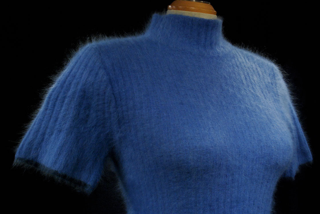 Puderblauer kurzärmliger Rippstrick-Angorapullover für Damen, Größe 32-34