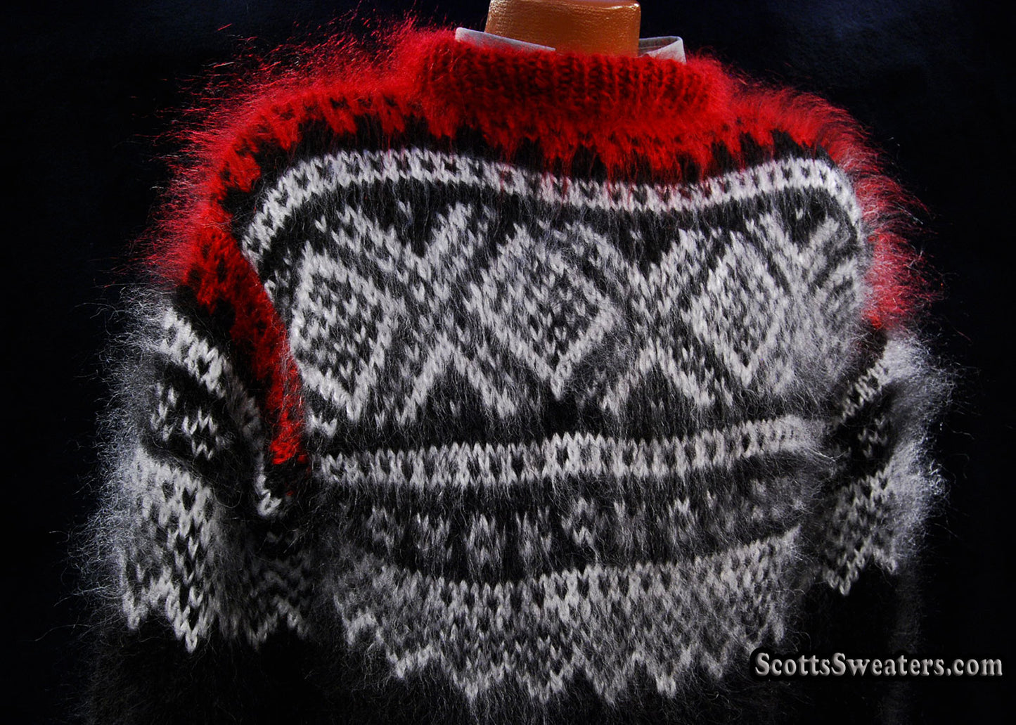 Schwarzer Mohair-Pullover mit Rundhalsausschnitt für Herren mit rot-weißem Design