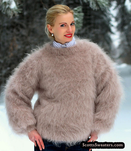 Handgestrickter beigefarbener Mohairpullover für Damen