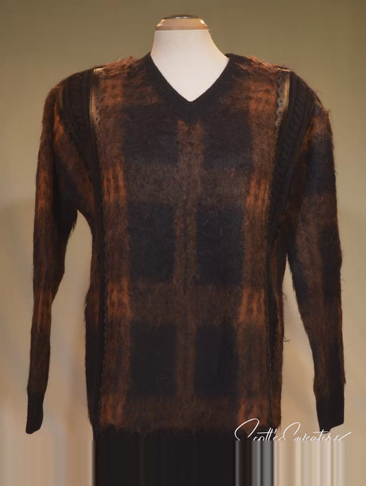 コーチのメンズ ブラック＆ゴールド モヘア Vネック セーター